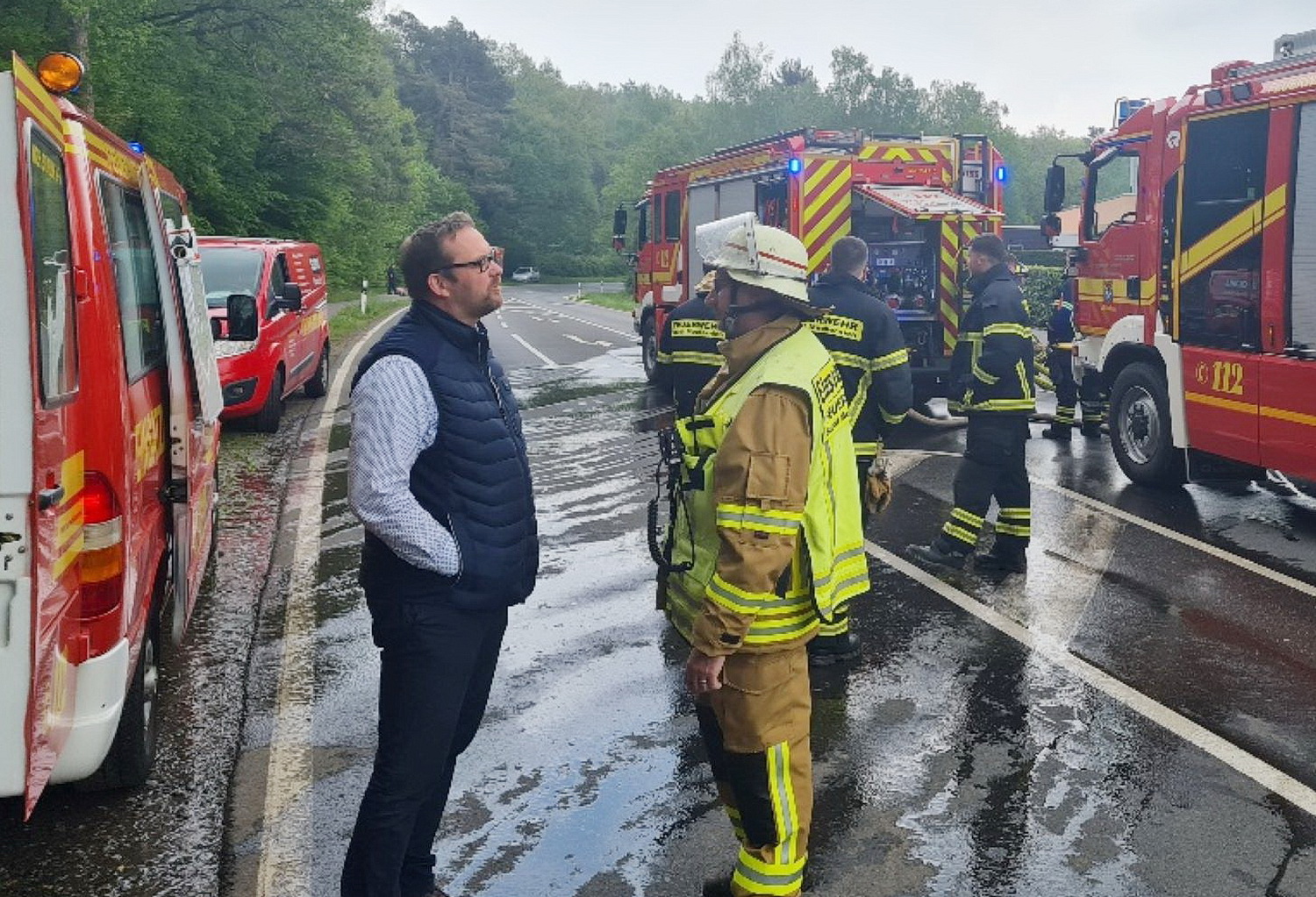 Feuerwehreinsatz auf überfluteteter Straße