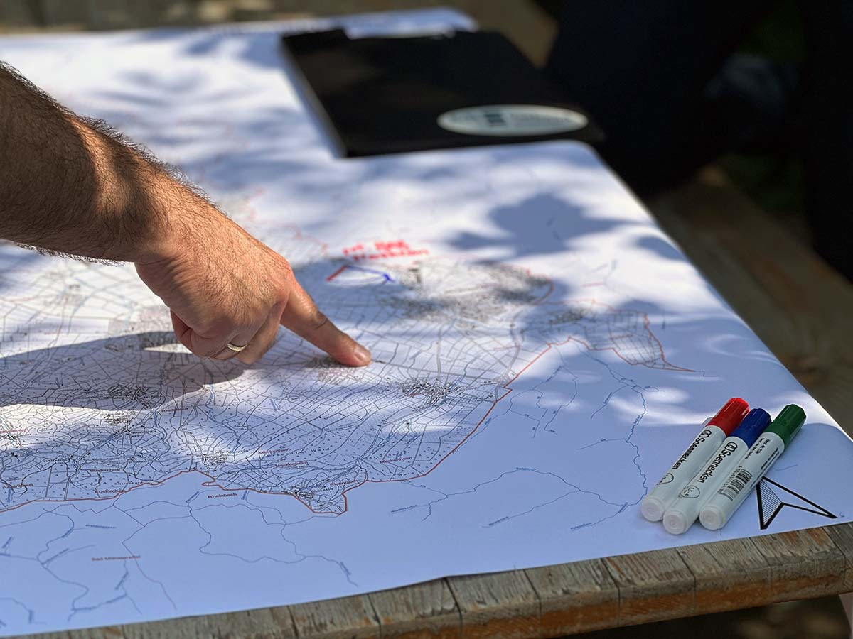 Hochwasserschutzkooperation Hochwasserforum Erft, Finger zeigt auf Karte 