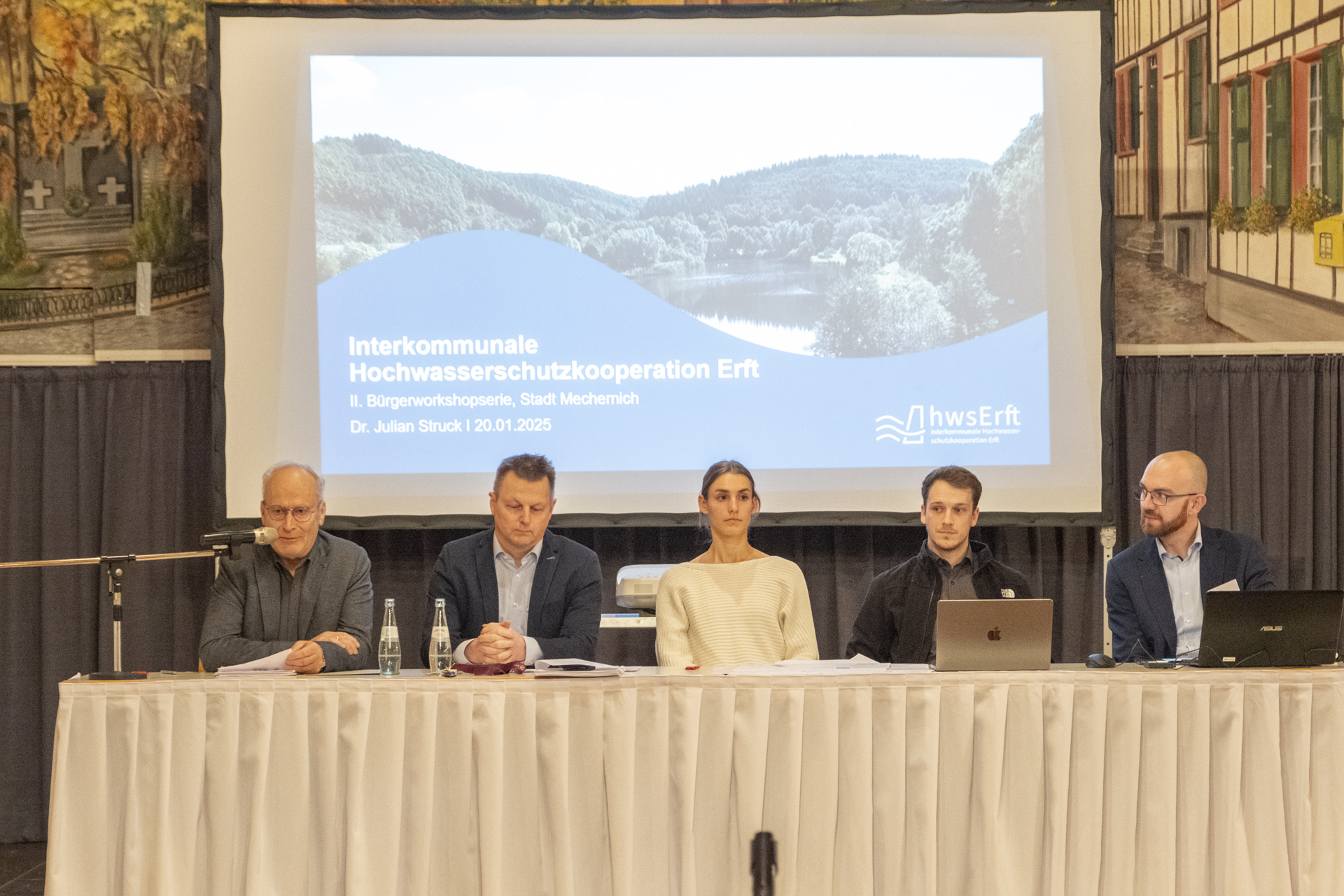 Auf dem Podium: Bürgermeister Dr. Hans-Peter Schick (v.l.), Fachbereichsleiter Mario Dittmann, die Okeanos-Ingenieure Charlotte Rau und Benjamin Freudenberg sowie Dr. Julian Struck vom Erftverband. Foto: Ronald Larmann/pp/Agentur ProfiPress