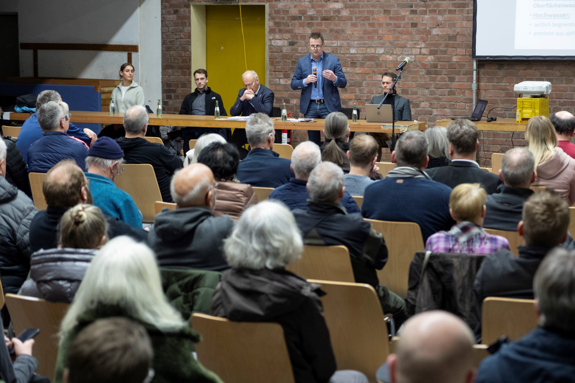 Über die Wiederaufbauplan-Förderung sagte Fachbereichsleiter Mario Dittmann in der überaus gut besuchten Vussemer Turnhalle: „Das ist ein Tropfen auf den heißen Stein.“
