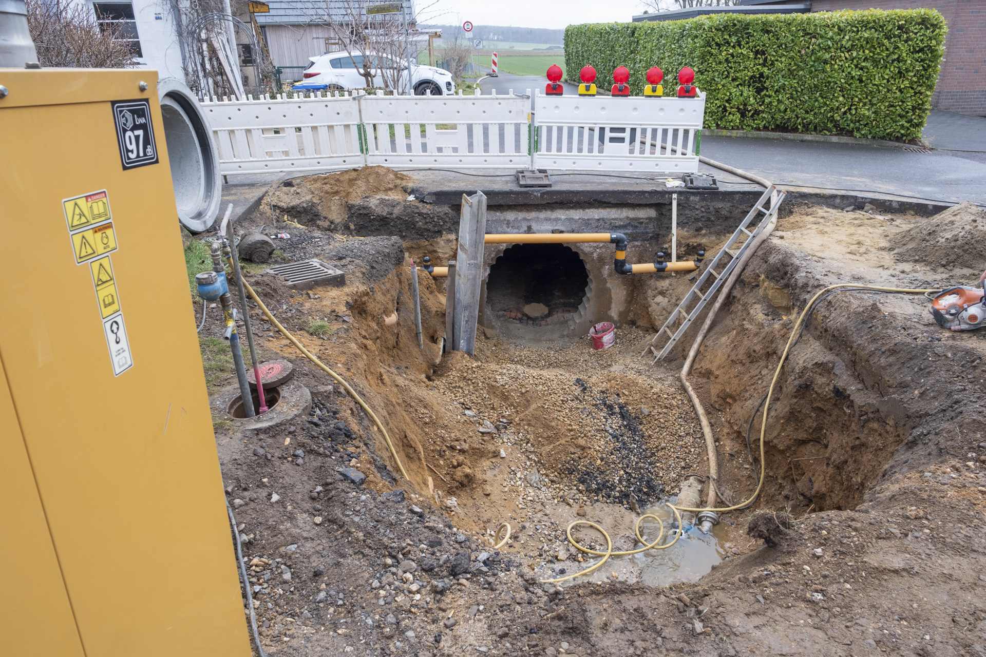 Kürzlich wurde in der Koloniestraße in Antweiler mit den Arbeiten begonnen. Der Durchlass unter der Straße wurde bereits vergrößert, weil künftig Kanalrohre mit einem Durchmesser von 1200 verbaut werden. Foto: Ronald Larmann/pp/Agentur ProfiPress Kürzlich wurde in der Koloniestraße in Antweiler mit den Arbeiten begonnen. Der Durchlass unter der Straße wurde bereits vergrößert, weil künftig Kanalrohre mit einem Durchmesser von 1200 verbaut werden.