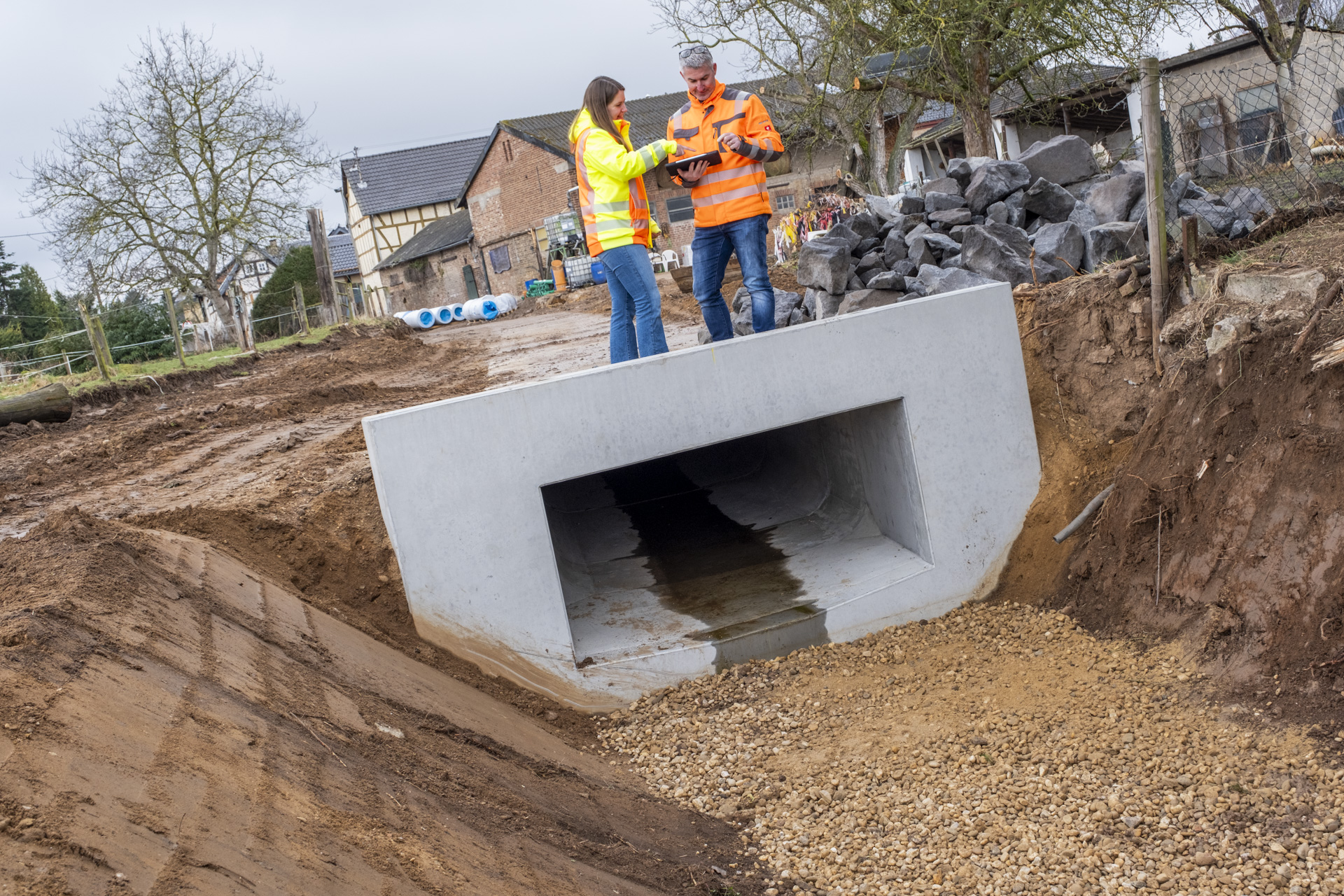 Mit dem neuen, groß dimensionierten Rechteckprofil können nun 2000 bis 3000 Liter Wasser aus der Graf-Schall-Straße in Antweiler abgeleitet werden.