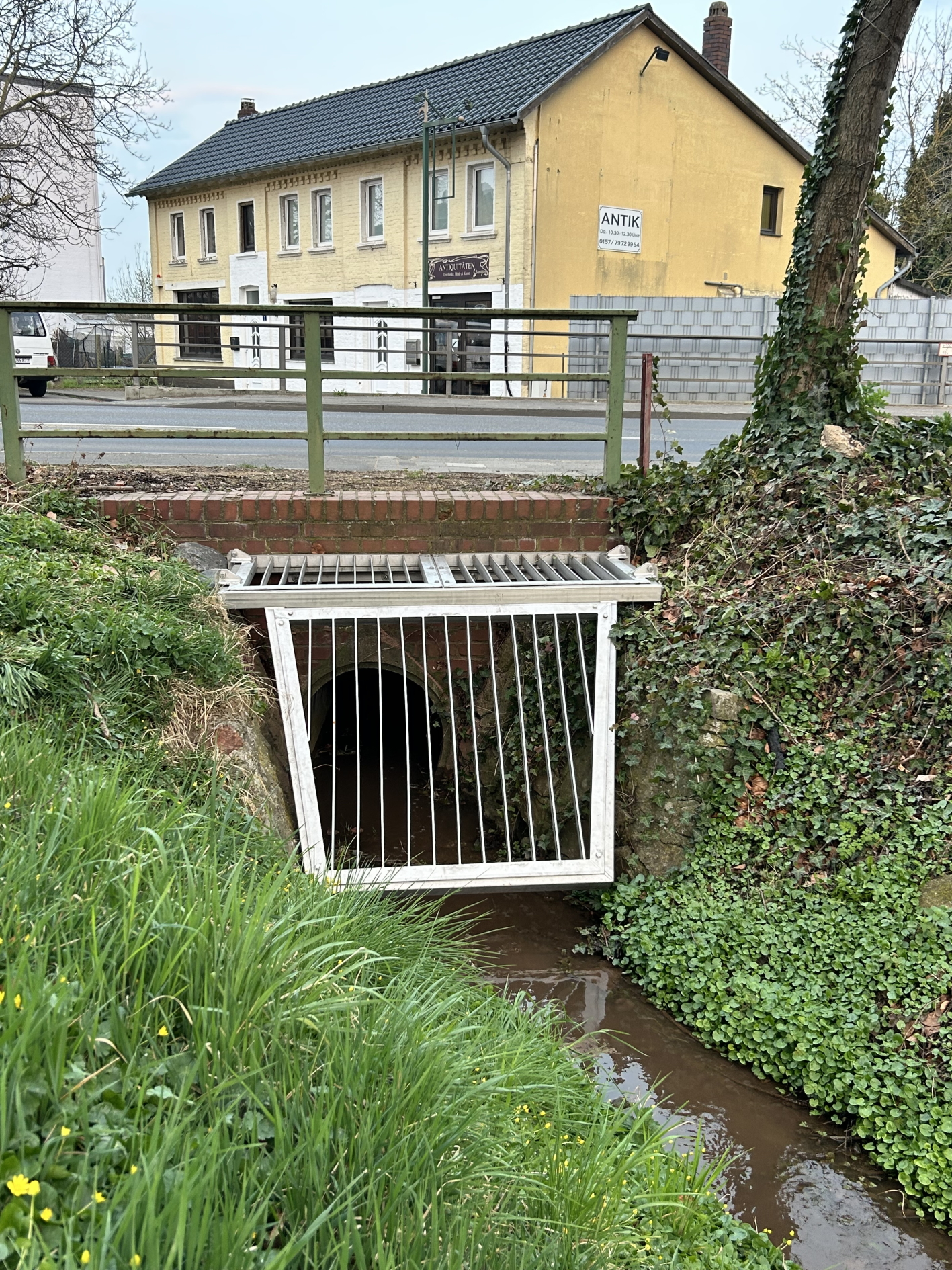 Der neue räumliche Rechen am Umbach in Sinzenich entspricht den aktuellen technischen Standards für ein solches Bauwerk und soll eine Verklausung der Rohrleitung bei starker Wasserführung verhindern. Foto: Stadt Zülpich / Torsten Beulen Der neue räumliche Rechen am Umbach in Sinzenich entspricht den aktuellen technischen Standards für ein solches Bauwerk und soll eine Verklausung der Rohrleitung bei starker Wasserführung verhindern.