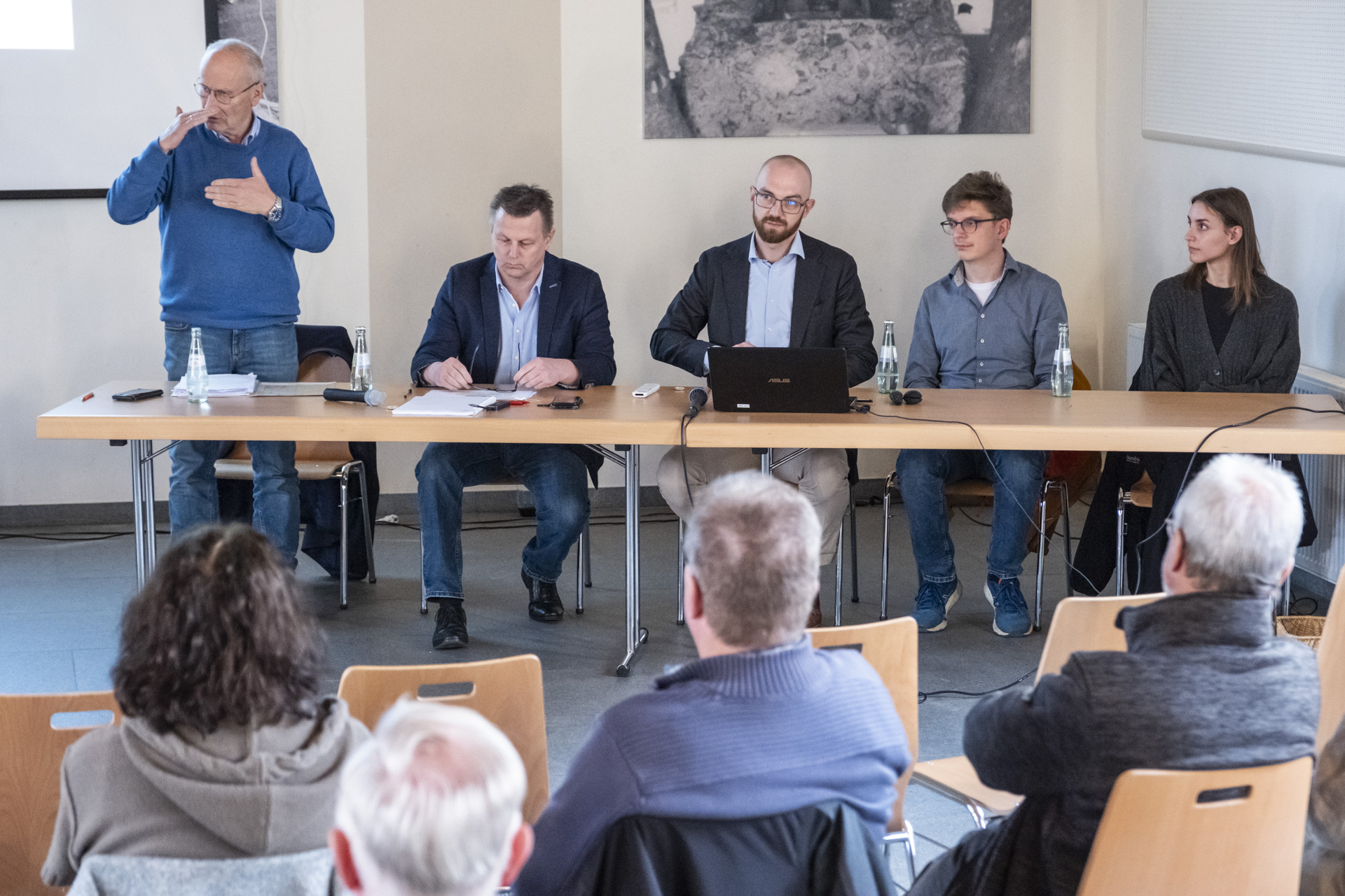 In Floisdorf informierten Bürgermeister Dr. Hans-Peter Schick (v.l.), Fachbereichsleiter Mario Dittmann, Erftverbands-Projektleiter Dr. Julian Struck und die Okeanos-Ingenieure Dr. Benjamin Mewes und Charlotte Rauh über Schutzmaßnahmen.