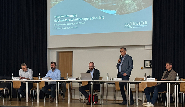 Stellten im Forum Zülpich die 33 für das Stadtgebiet Zülpich entwickelten Schutzmaßnahmen zum Hochwasser- und Starkregenschutz vor (v.l.): Dr. Peter Kramp (Projektsteuerung Fischer Teamplan) Manuel Sportmann (Planungsbüro Fischer Teamplan), Dr. Julian Struck (Erftverband), Bürgermeister Ulf Hürtgen und Michael Höhn (Allgemeiner Vertreter des Bürgermeisters). Foto: Stadt Zülpich / Torsten Beulen