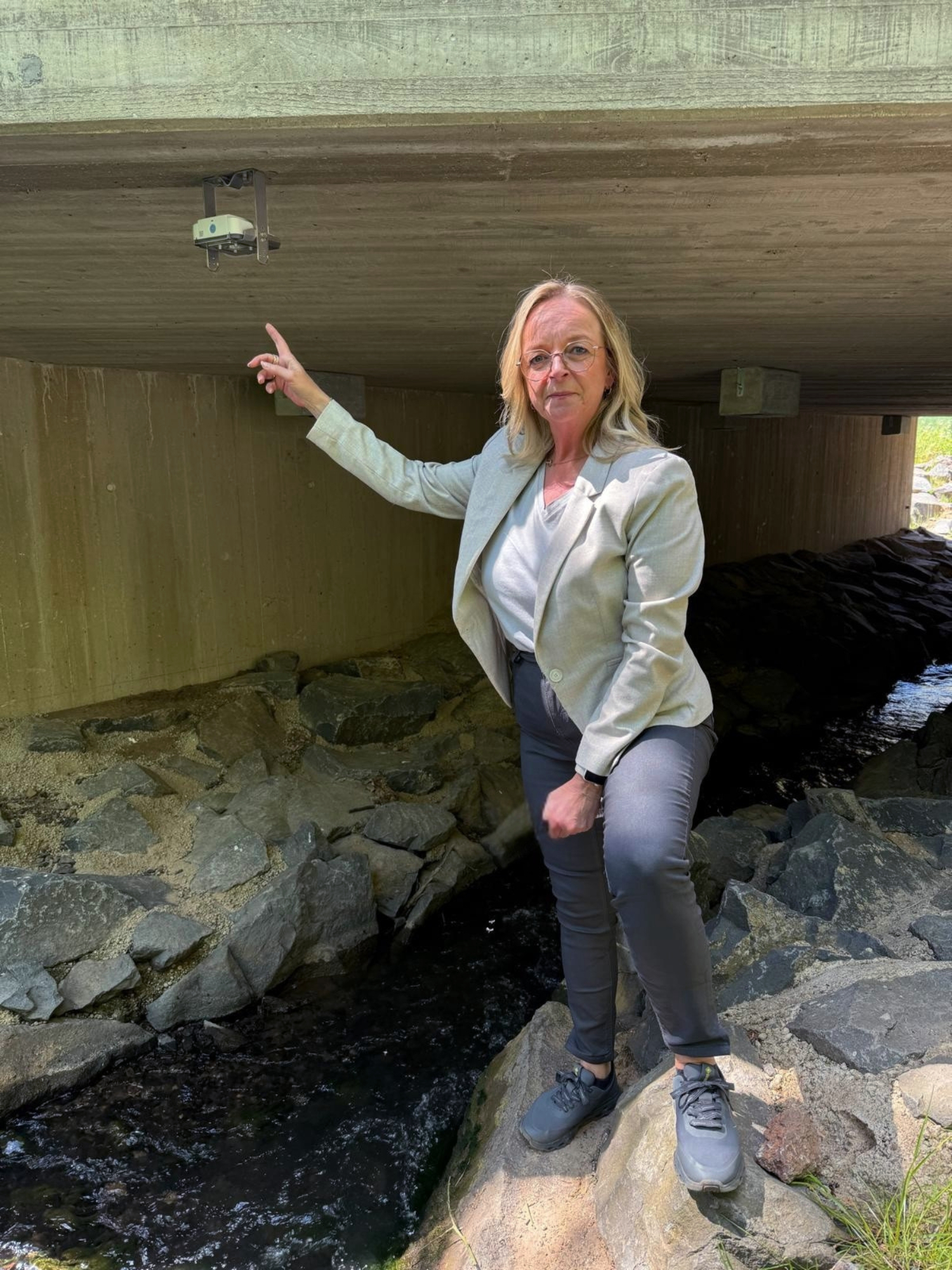 Am Eschweiler Bach stellte Bürgermeisterin Sabine Preiser-Marian eine von 13 Messeinheiten vor. Sie sind zwar unscheinbar, bringen der Stadt aber wichtige Informationen im Hochwasserschutz.