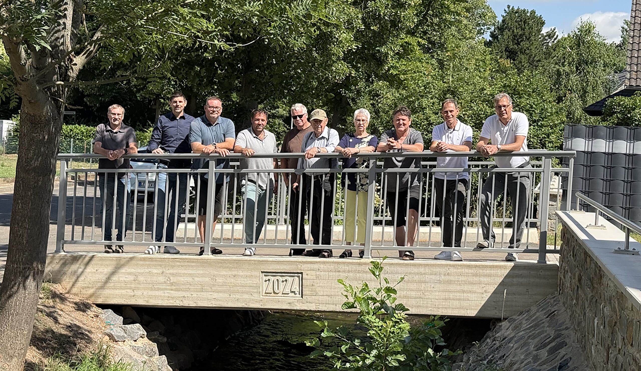 Zufrieden zeigten sich alle Beteiligten beim Ortstermin an einer der beiden neuen Rotbach-Brücken auf der Alten Bachstraße in Schwerfen. Foto: Stadt Zülpich / Torsten Beulen Zufrieden zeigten sich alle Beteiligten beim Ortstermin an einer der beiden neuen Rotbach-Brücken auf der Alten Bachstraße in Schwerfen. Foto: Stadt Zülpich / Torsten Beulen