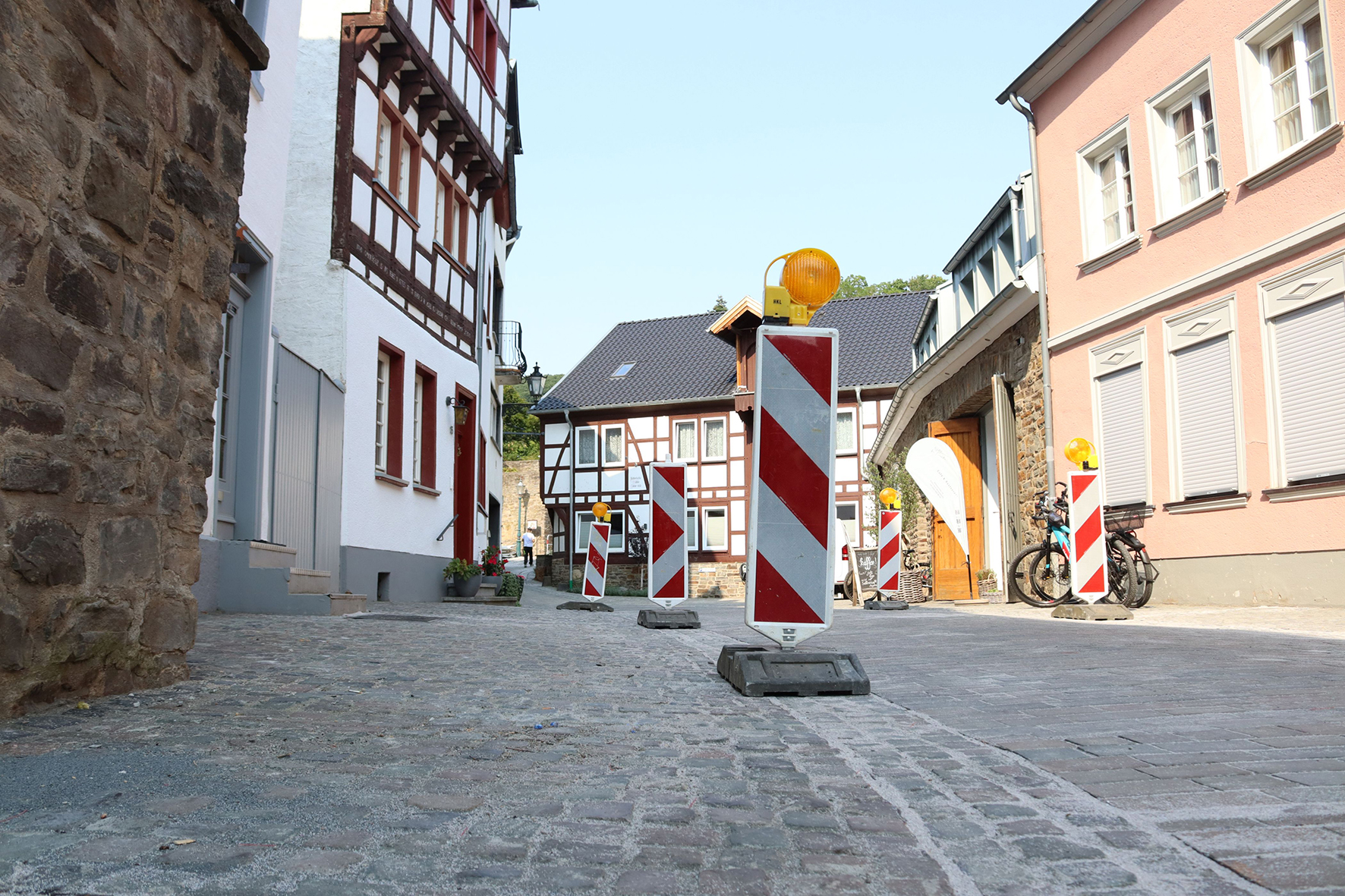 Neue Pflasterung in der Unnaustraße mit Warnschildern abgesichert