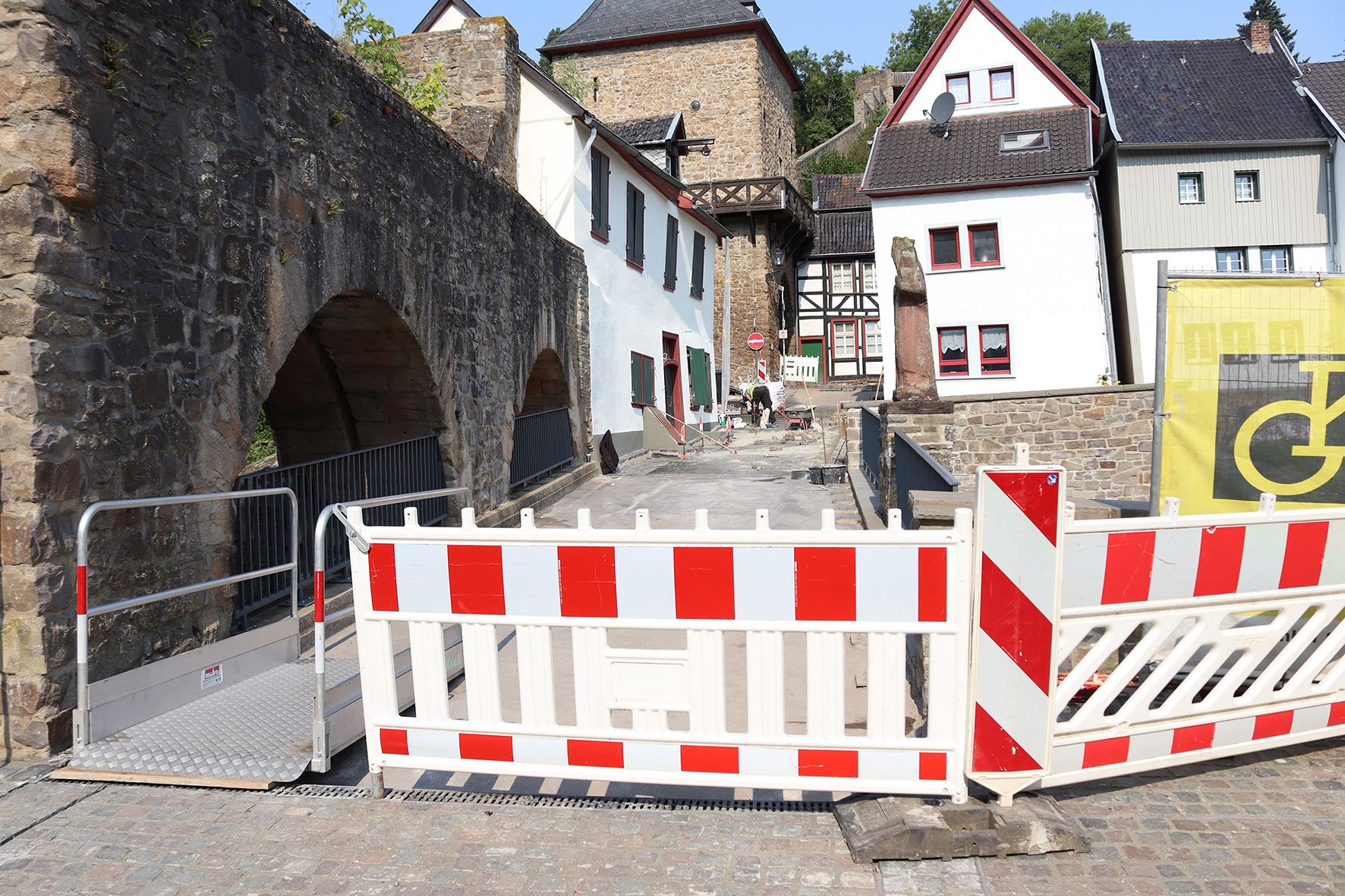 Werkbrücke an der alten Stadtmauer wird wieder aufgebaut, ist noch mit einer Baustellenabsperrung gesichert
