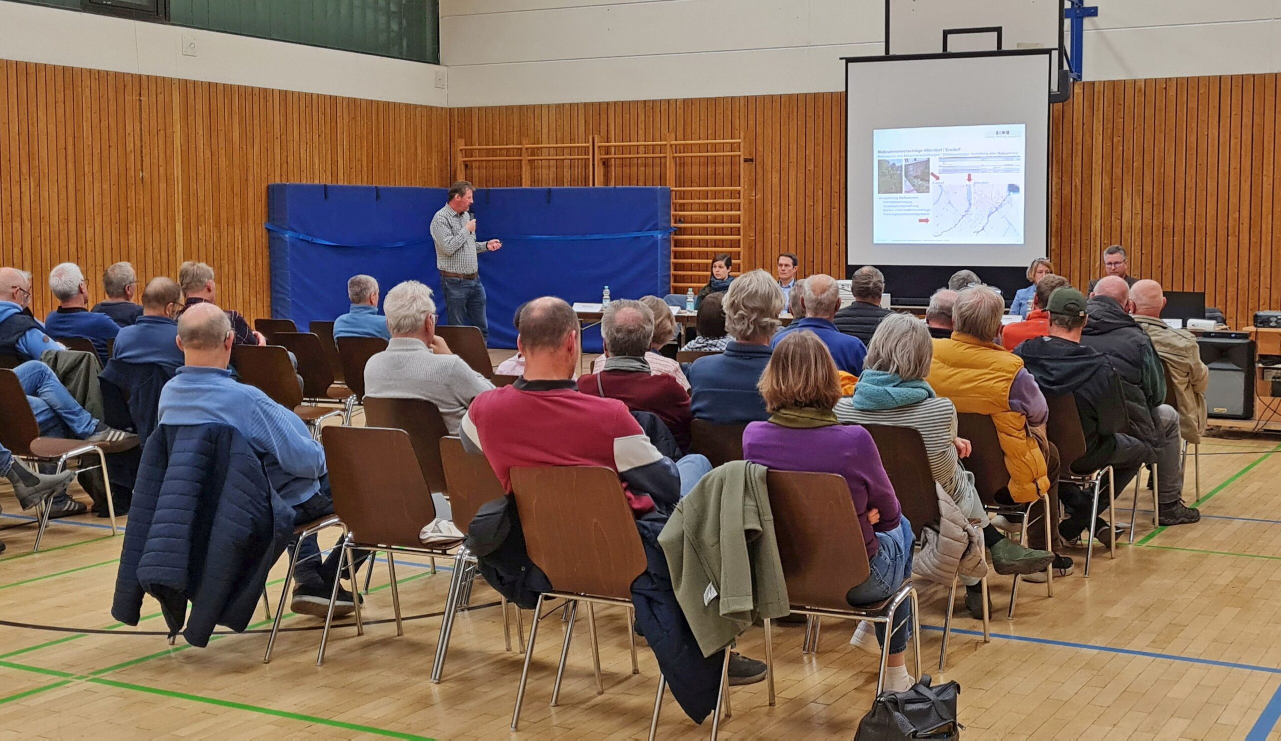 Interessierte Bürgerinnen und Bürger folgen dem Vortag des Fachbüro Björnsen Ingenieure GmbH im Rahmen des ersten Bürgerworkshops zu den Gewässereinzugsgebieten Altendorfer Bach und Ersdorfer Bach in der Mehrzweckhalle in Altendorf. Interessierte Bürgerinnen und Bürger folgen dem Vortag des Fachbüro Björnsen Ingenieure GmbH im Rahmen des ersten Bürgerworkshops zu den Gewässereinzugsgebieten Altendorfer Bach und Ersdorfer Bach in der Mehrzweckhalle in Altendorf.