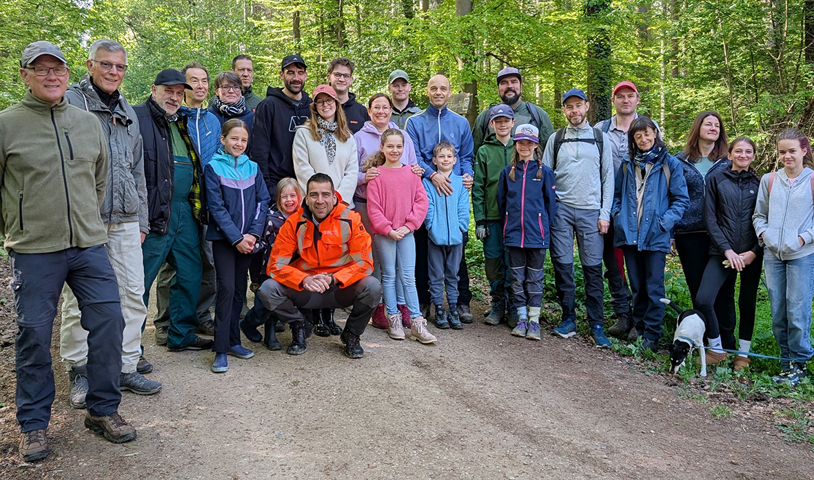 Gruppenbild im Wald, Dammbauaktion in Rheinbach-West