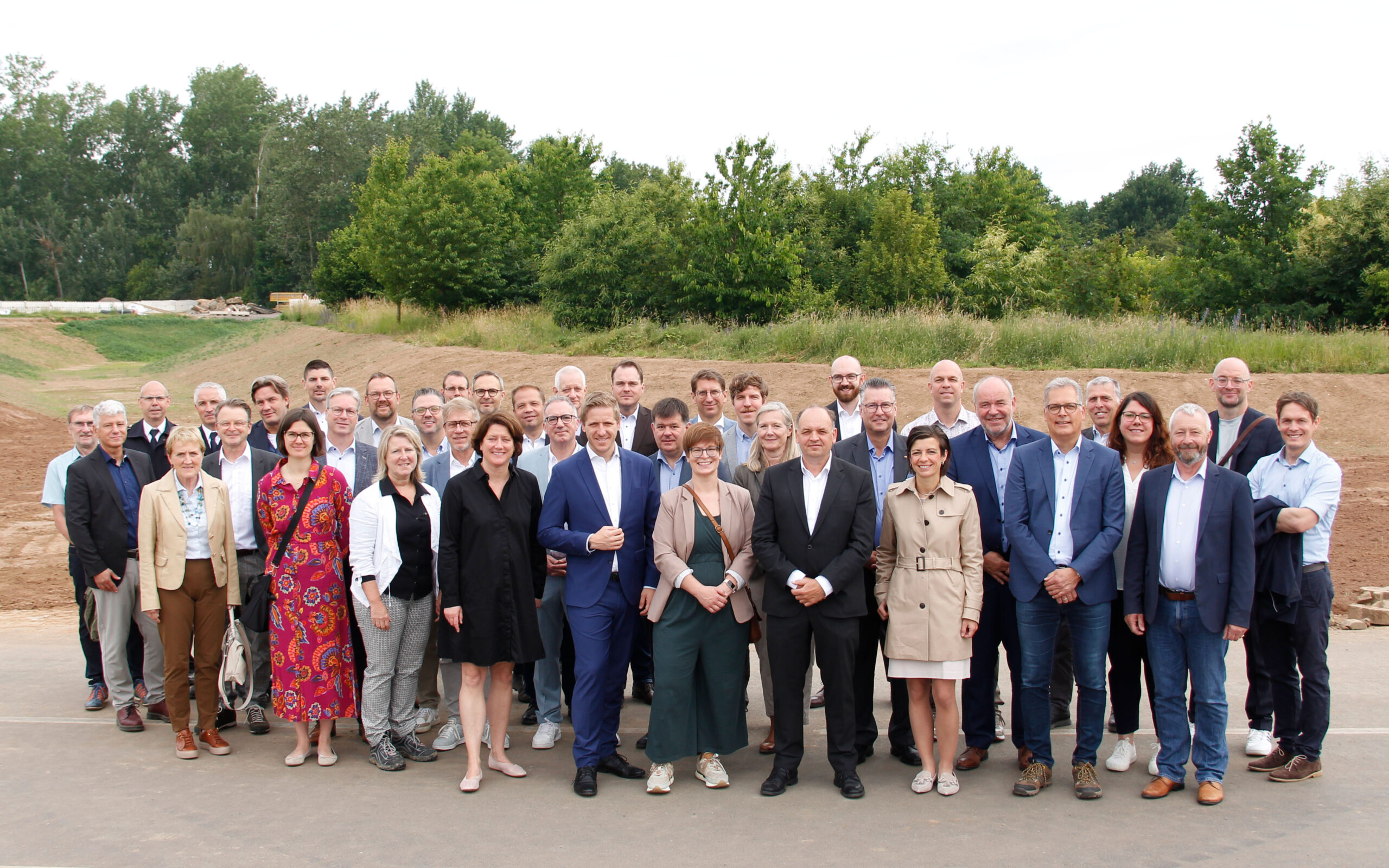Vertreter*innen des Umweltministeriums NRW, der Bezirksregierung Köln, der Kreise und Kommunen und des Erftverbandes an der Baustelle am Zülpicher See Vertreter*innen des Umweltministeriums NRW, der Bezirksregierung Köln, der Kreise und Kommunen und des Erftverbandes an der Baustelle am Zülpicher See